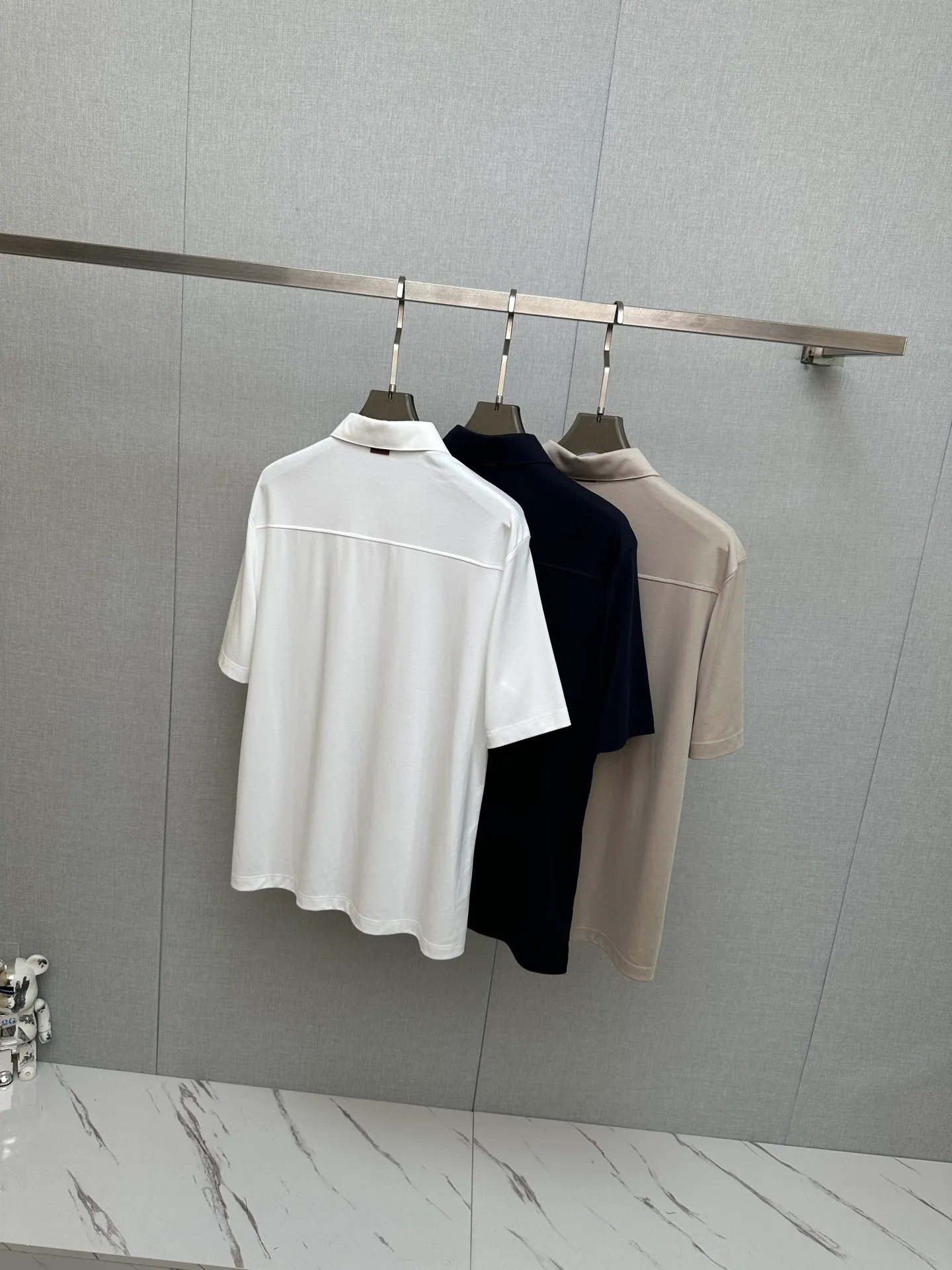 Spring and summer New Arrival's first counter is the latest New Arrival lapel short-sleeve, refreshing and breathable. Premium customized design, avant-garde and fashionable! The brand logo is designed with heavy craftsmanship. It feels soft. It is comfortable to wear. It has exquisite counter-level stitching. It has fine workmanship. The upper body effect is incomparably handsome! A must-have item for a stylish man! Sizes:M-3XL